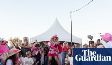 Dollywood down under: Dolly Parton fans and drag queens turn a tiny Australian town pink | Rural and regional Australia