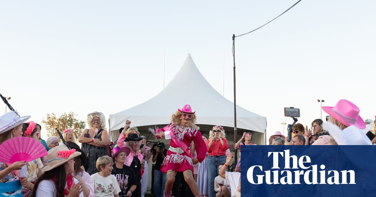 Dollywood down under: Dolly Parton fans and drag queens turn a tiny Australian town pink | Rural and regional Australia