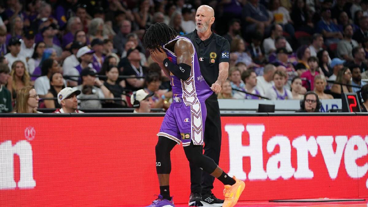 Brian Goorjian and Kendric Davis: the coach doesn't mind his star's spat with Bryce Cotton. (Robbie Stephenson/AAP PHOTOS)