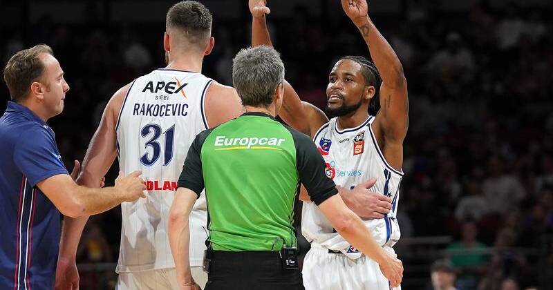 Six of the best: Bryce Cotton lashes out at Kendric Davis as their feud bubbles once more. Photo: Robbie Stephenson/AAP PHOTOS