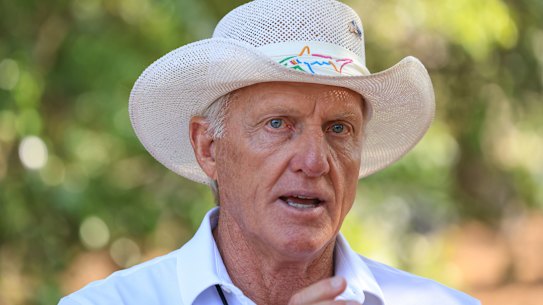Golf star Greg Norman has blasted Qantas online.
