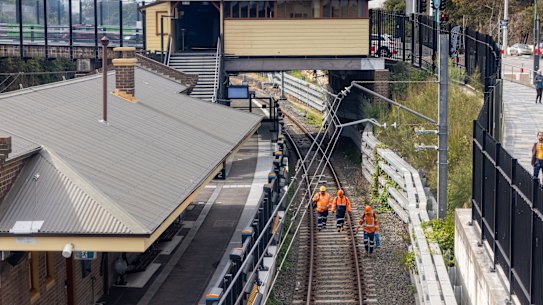 The curvature of platforms at stations such as Dulwich Hill presented major challenges for the metro project.