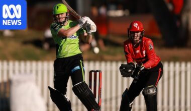 WBBL season gets underway with Sydney Thunder thumping of Melbourne Renegades