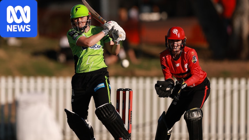 WBBL season gets underway with Sydney Thunder thumping of Melbourne Renegades
