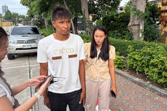 Thanchanok Donhomla’s father, Tongchai Donhomla, and her aunt, Miruntree Thanachai, arrive at court in Pattaya on Monday.
