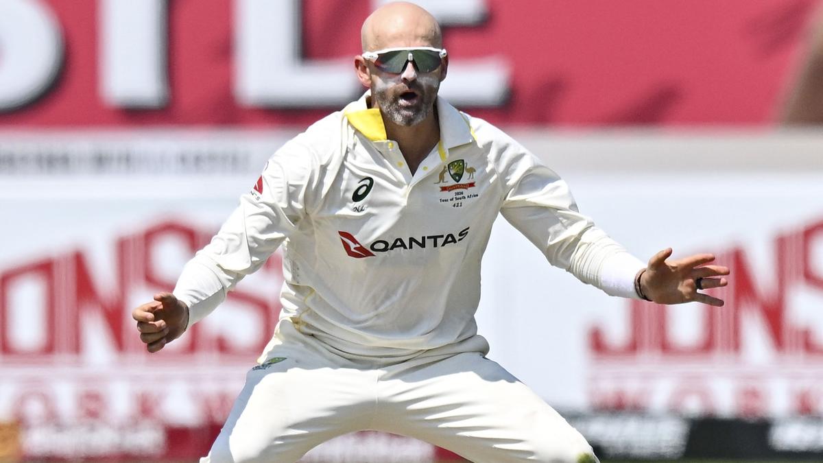Live cricket scores: Australian bowlers look for early wickets against South Africa