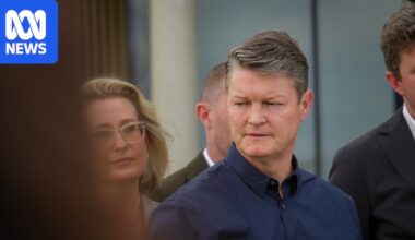 Labor reveals $1.5 billion promise to slash emergency wait times in Victorian hospitals