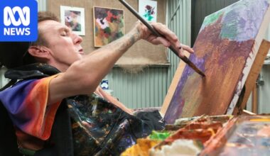 WA artist uses one hand and his wheelchair to create abstract paintings
