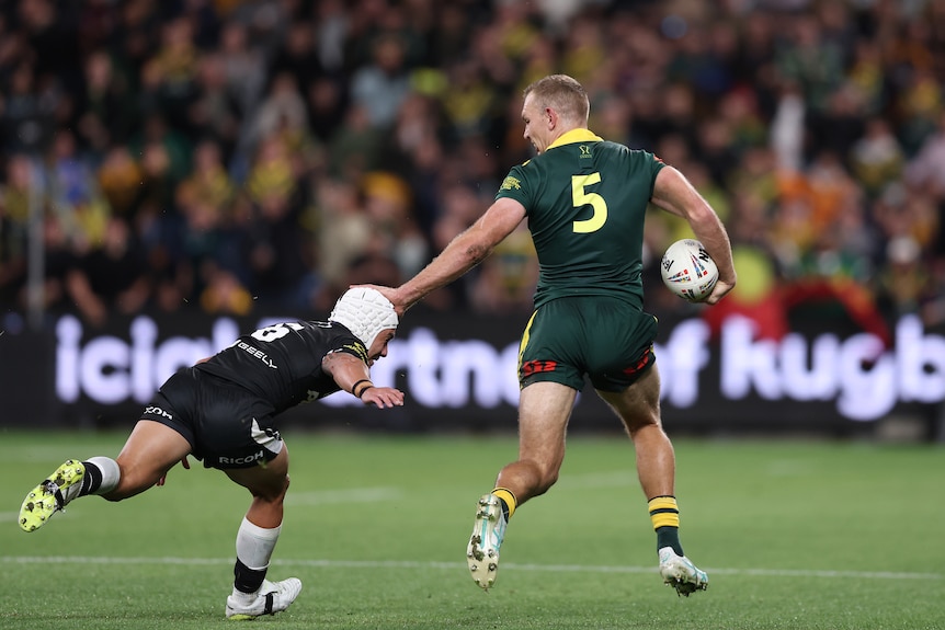 Winger runs, palms off defender, before scoring a try