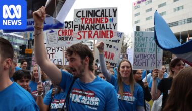 Victorian doctors and allied health professionals strike amid ongoing pay disputes