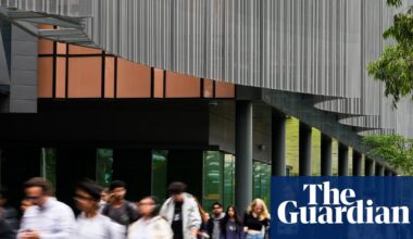 Falling international student numbers create ‘massive problems’ for Australian universities, expert warns | Australian universities