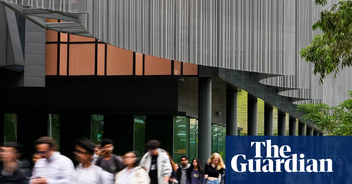 Falling international student numbers create ‘massive problems’ for Australian universities, expert warns | Australian universities