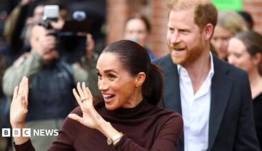 Harry and Meghan arrive in Nottingham for first joint engagement since UK return - BBC