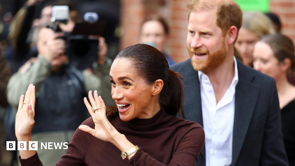 Harry and Meghan arrive in Nottingham for first joint engagement since UK return - BBC