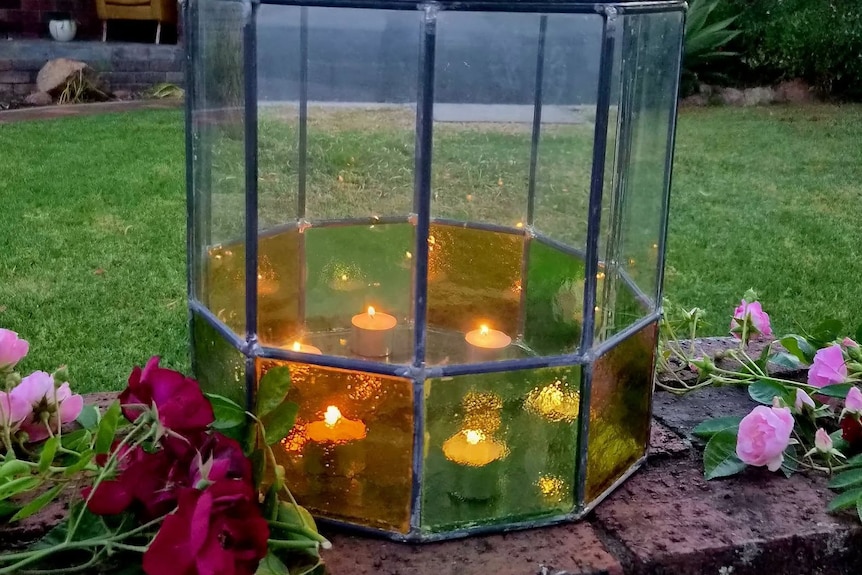 Tea light candles in a glass vessel decorated with leadlight