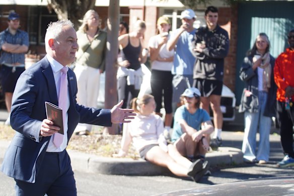 Nelson Alexander Carlton auctioneer Peter Varellas looks back-and-forth to the two bidders at 122 Lee Street, both keen to make it their own.