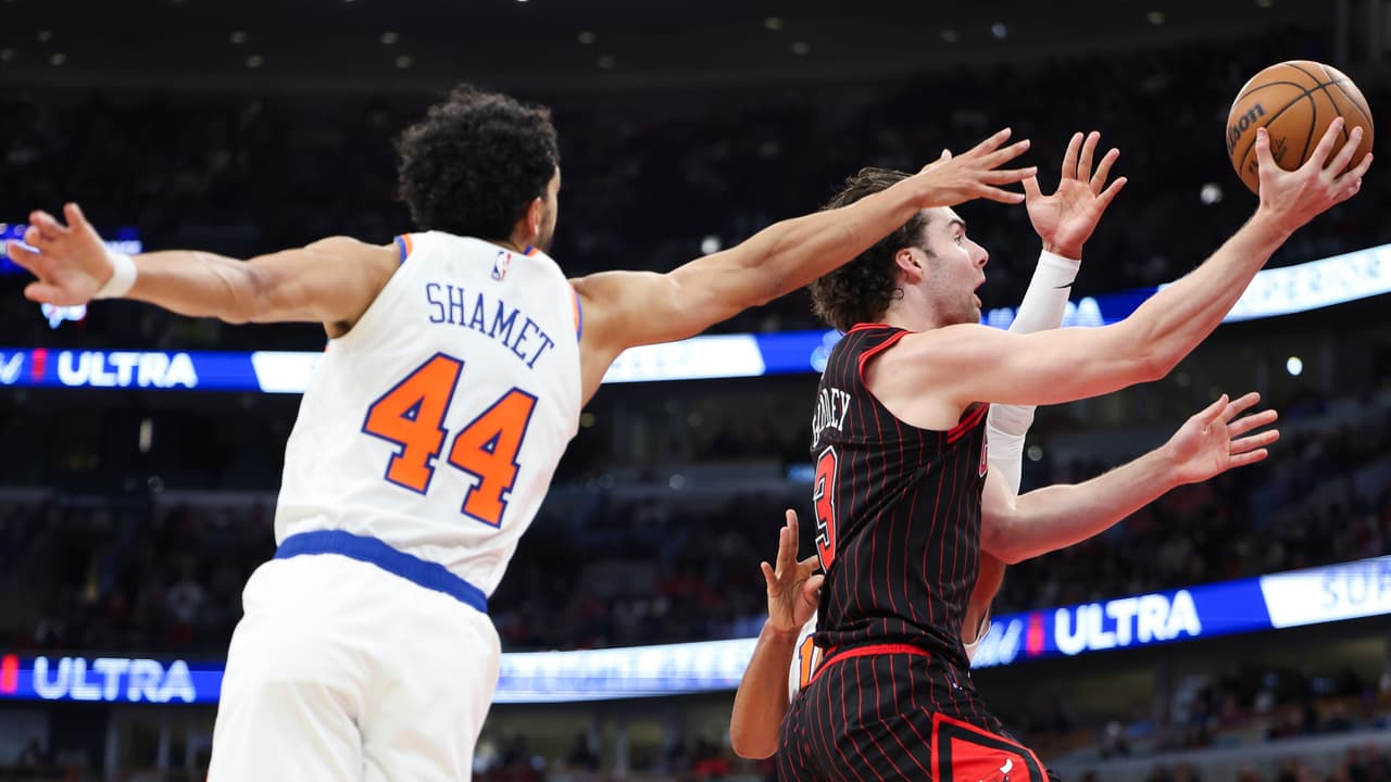 CHICAGO, ILLINOIS – OCTOBER 28: Josh Giddey #3 of the Chicago Bulls drives to the basket during the second half against the New York Knicks at the United Center on October 28, 2026 in Chicago, Illinois. NOTE TO USER: User expressly acknowledges and agrees that, by downloading and or using this photograph, User is consenting to the terms and conditions of the Getty Images License Agreement. (Photo by Jessie Alcheh/Getty Images)