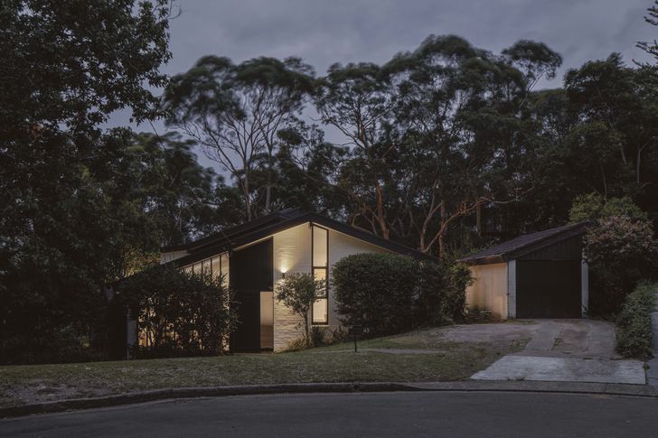 Outdoor lovers seeking a place to raise their children immersed in nature, the current owners of Loftus House were drawn to its site at the end of a cul-de-sac, where it is nestled in a truly Australian landscape.