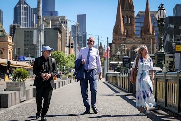 Former New York mayor Bill de Blasio (centre) and 15-minute city pioneer Carlos Moreno take in the sights of Melbourne with Age journalist Cara Waters.