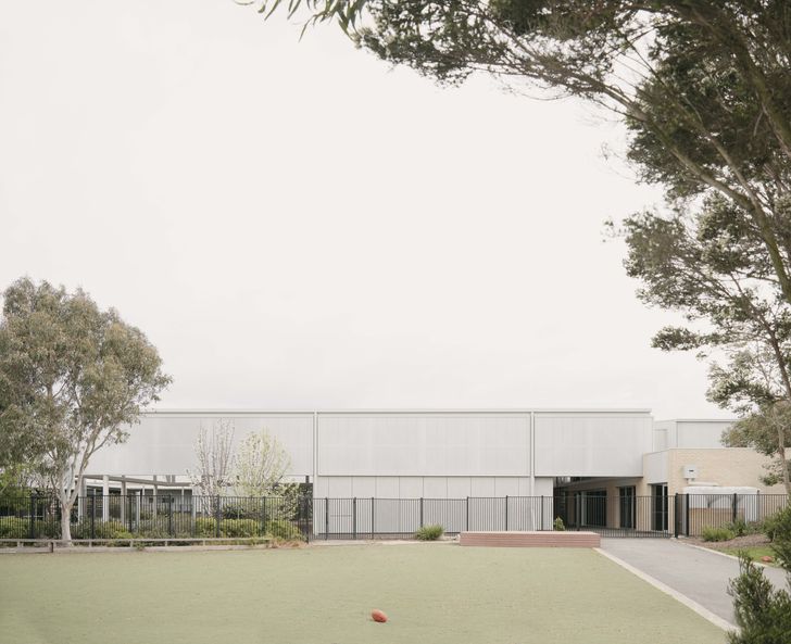 The Covered Outdoor Learning Area’s translucent roof cladding filters daylight into an even glow within.