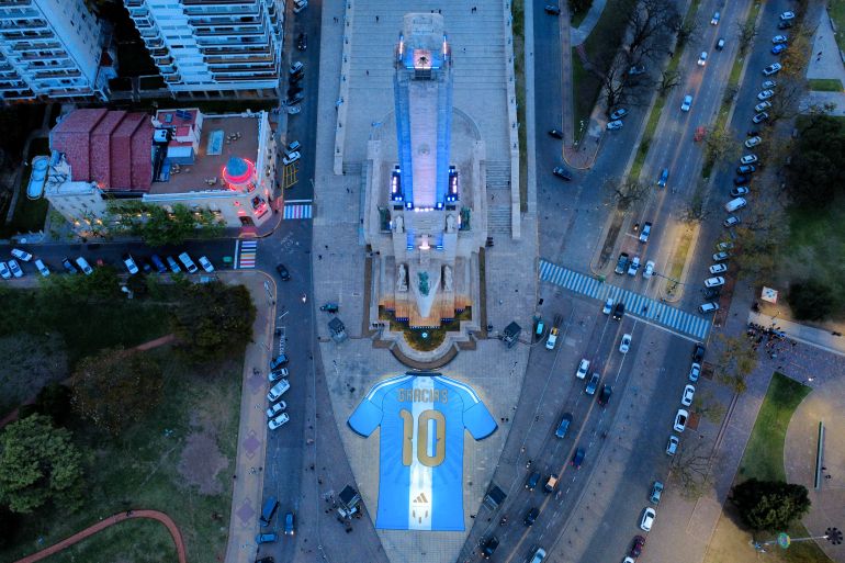 This aerial view shows a giant shirt marking Lionel Messi's farewell from the Argentina national football team displayed at the National Flag Memorial in Rosario, Argentina, on the eve of the international friendly football match between Argentina and Benin. (Photo by Marcelo MANERA / AFP)