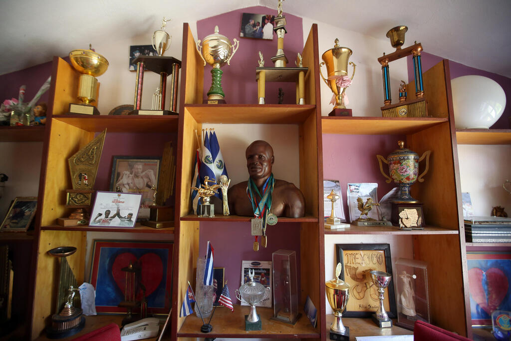 The trophy cabinet at Felix Savon's home (Photo: Ezra Shaw/Getty Images) ארון הגביעים בביתו של פליקס סאבון