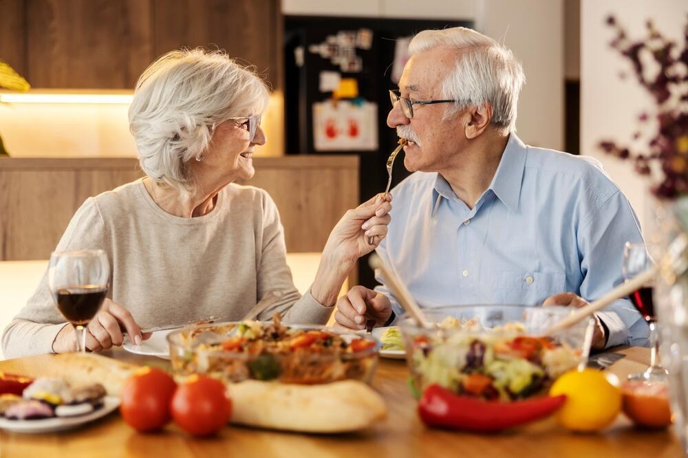People who share more meals with others report greater life satisfaction and more positive emotions (Photo: Shutterstock) ארוחה משותפת, ארוחה זוגית, זוג