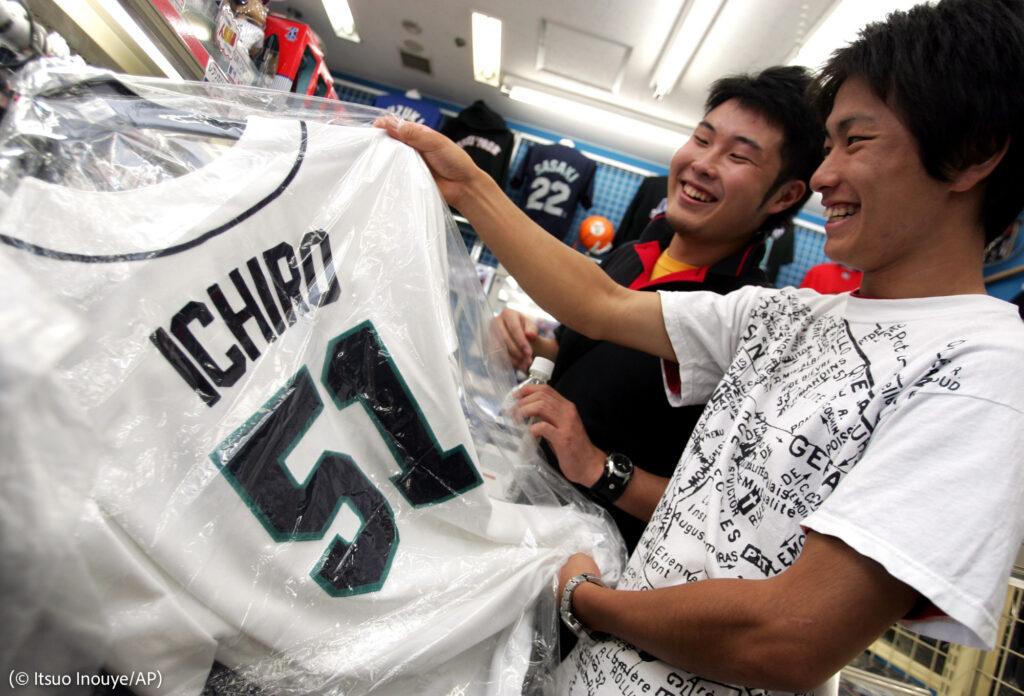2 shoppers looking at baseball jersey (© Itsuo Inouye/AP)