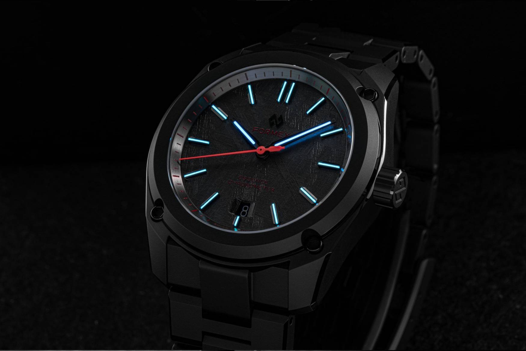 Formex Essence Ceramica Dark Matter RedShift lume shot