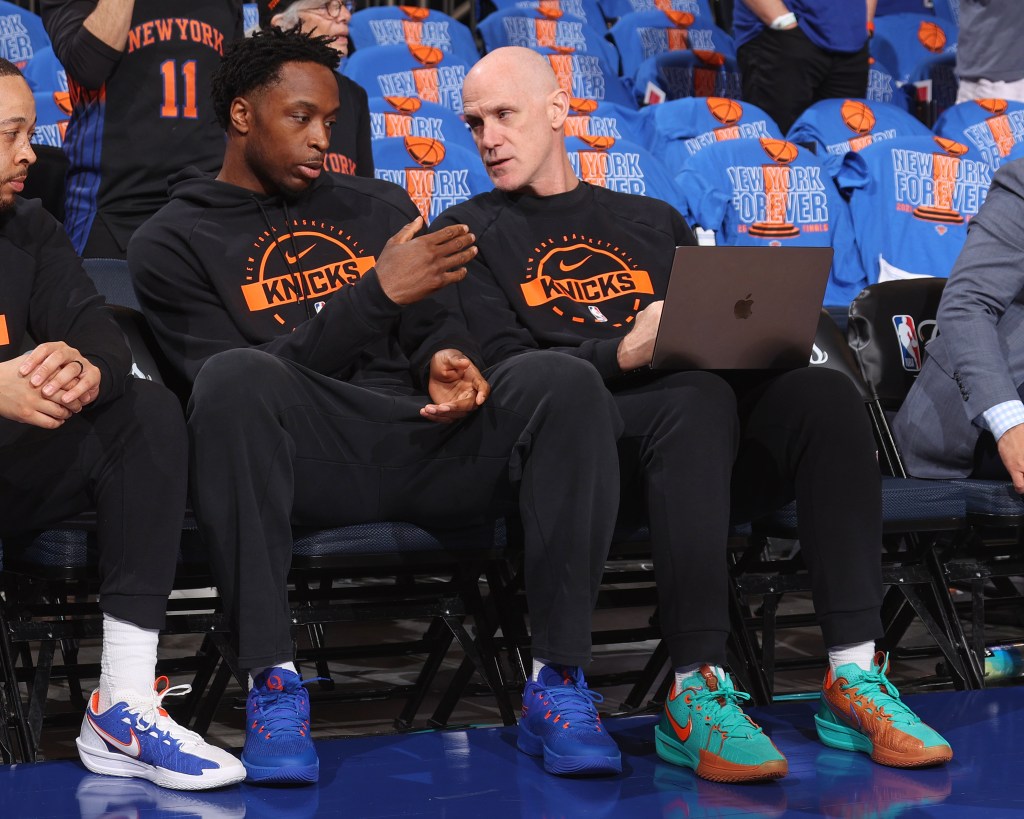 OG Anunoby (l.) sits with Knicks assistant Chris Jent before Game 4 of the NBA Finals on June 10, 2026.