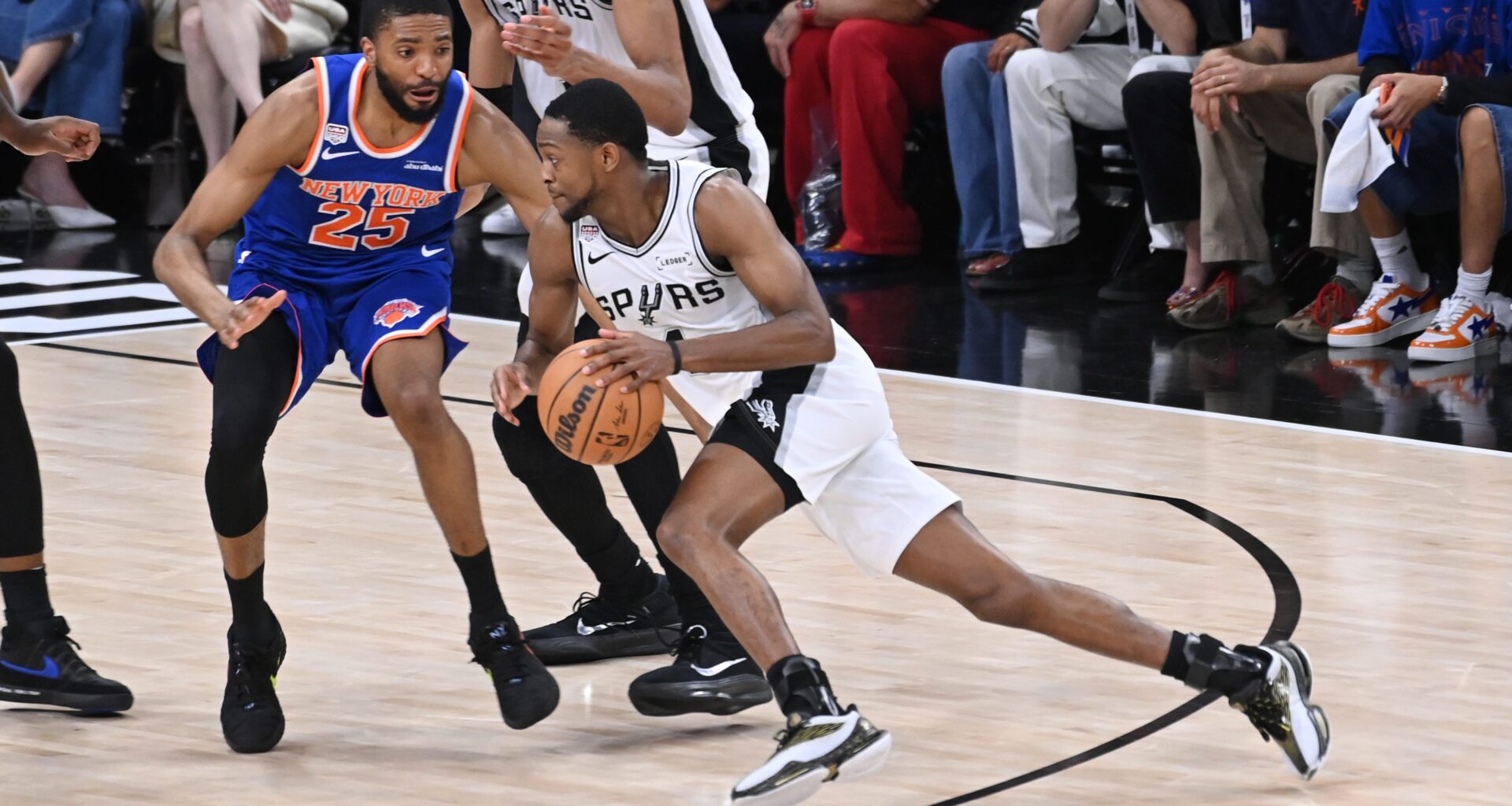 De'Aaron Fox dribbles the ball and tries to get past a defender.
