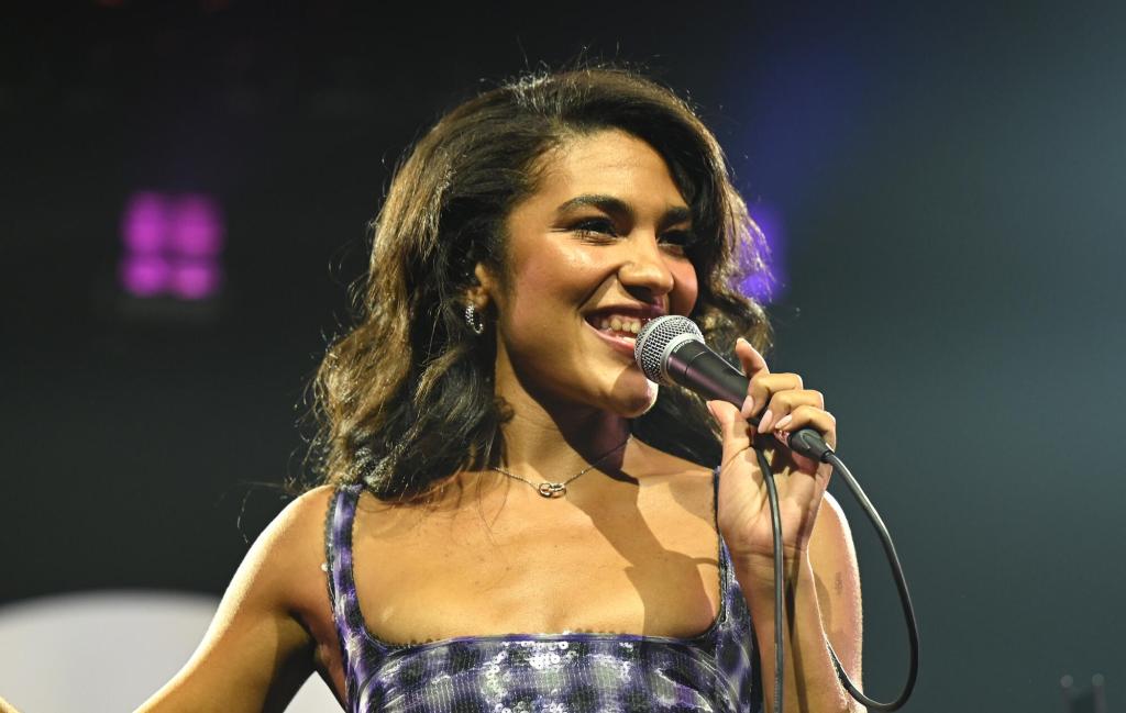 Olivia Dean’s ‘The Art Of Loving’ Returns to No. 1 on ARIA Chart