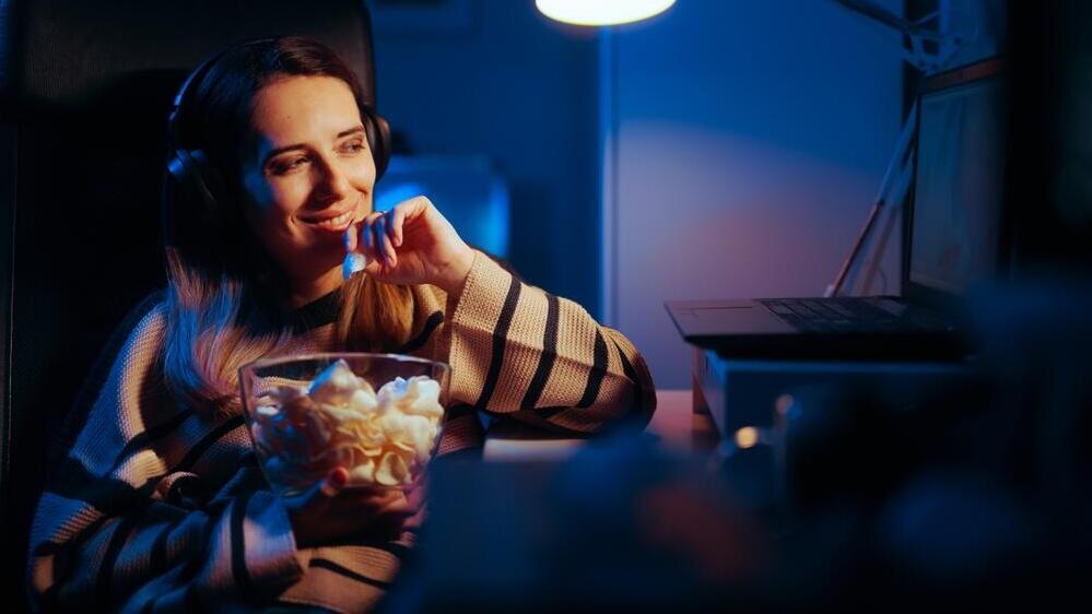Eating late at night can affect sleep quality, especially for people prone to acid reflux (Photo: Shutterstock/Nicoleta Ionescu) אכילה לילה