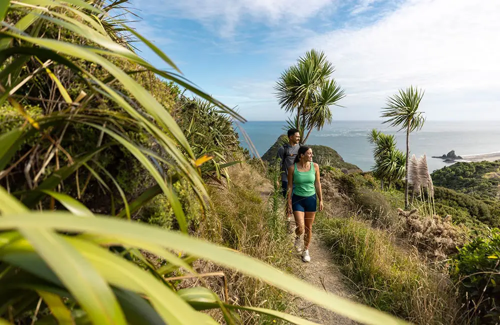 Couple walking on the Ōmanawanui Walking Track_Auckland_Credit Miles Holden