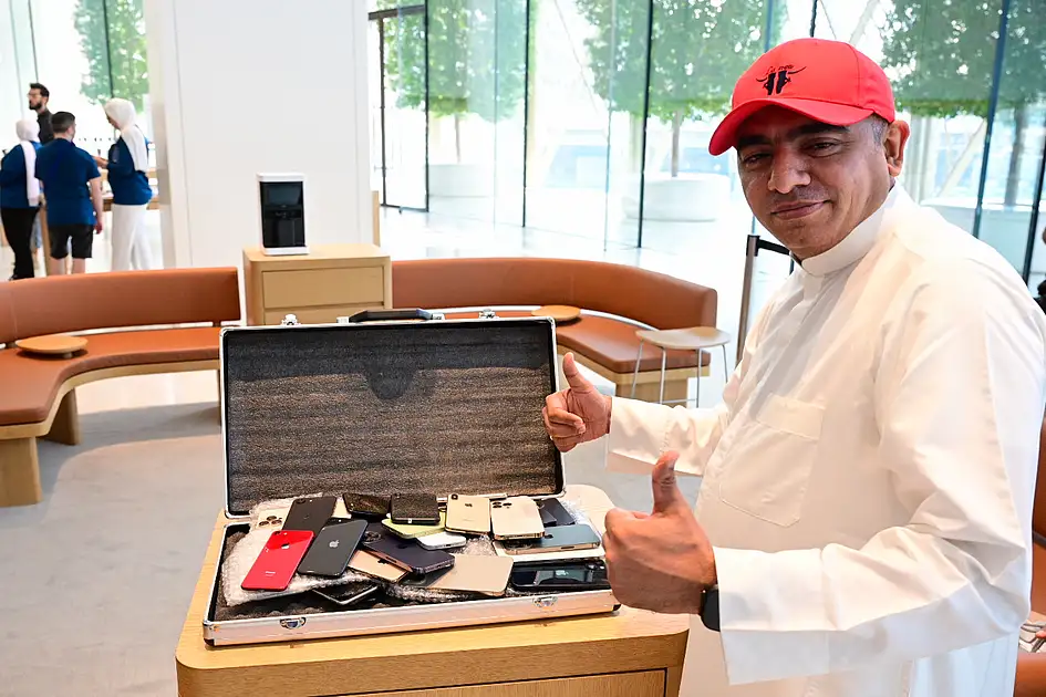 Apple fan brings 53 old iPhones to pick up latest Duo in Dubai