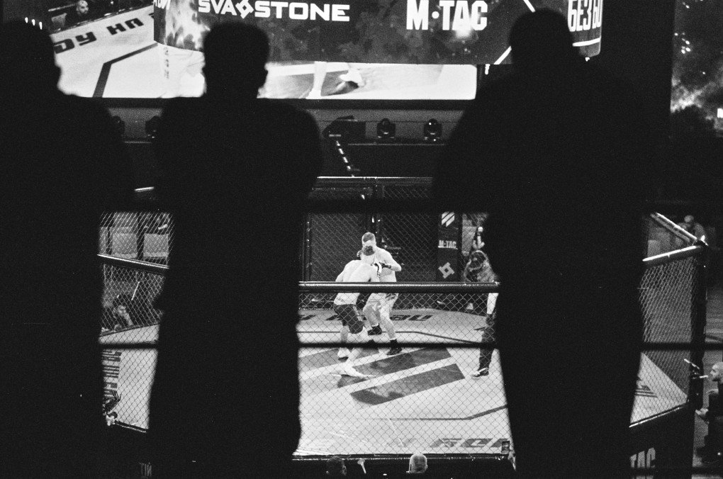 Spectators looking at the octogon at the international MMA competition “IDU NA VY: Tryzna.” Kyiv, Ukraine, Otober 9, 2026 (Photo: Louis Beaudemont/UNITED24 Media)