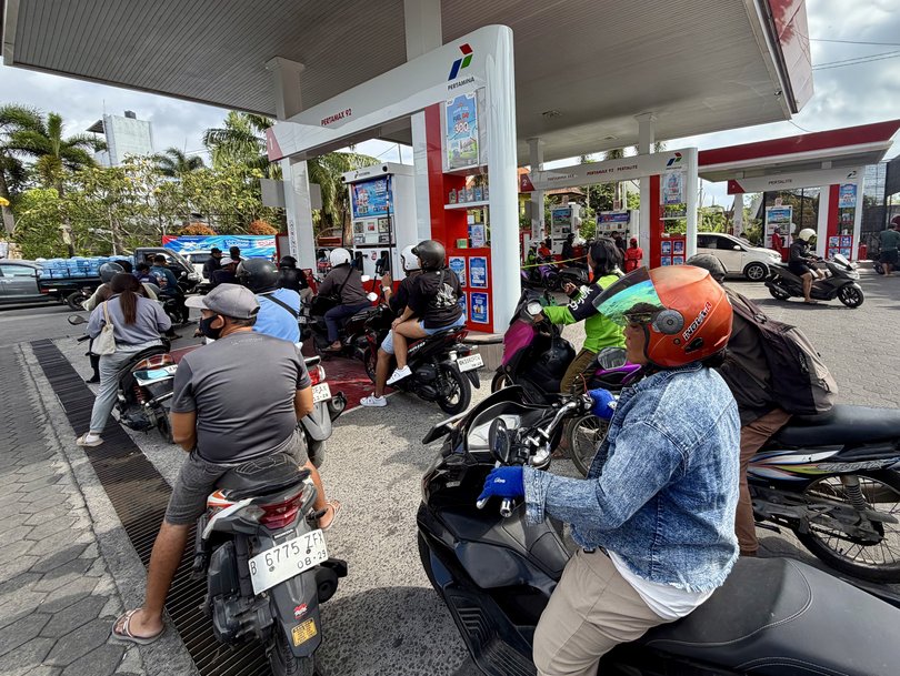 A fuel queue.