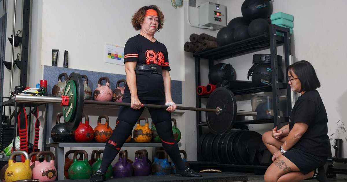 Granny powerlifter at 71 deadlifts 70kg