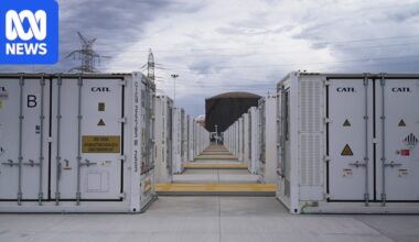 Bid to double WA's renewable energy generation as huge gas-fired power station planned