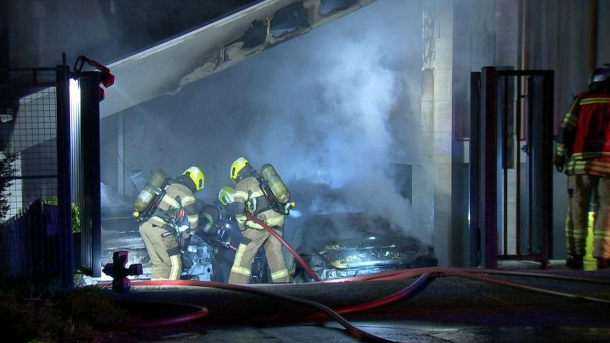 7NEWS live updates: Arsonists target fruit shop and cars as blaze spreads to home in Melbourne firebombing