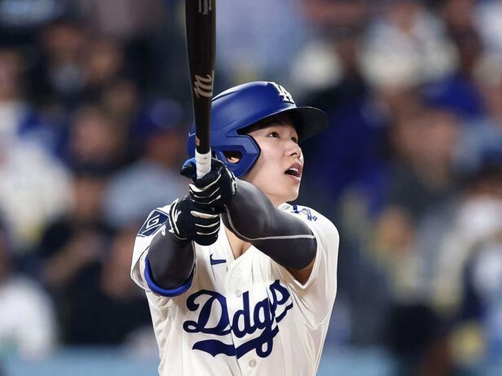 Kim Hye-seong of the Los Angeles Dodgers looks at the ball after hitting a lead-off home run in the bottom of the second inning during a home game against the New York Mets at Dodger Stadium, Los Angeles, April 15 (local time). AFP-Yonhap