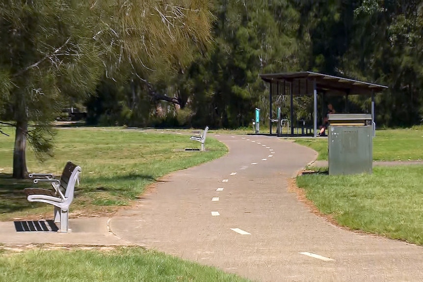 a walking track around narrabeen lagoon