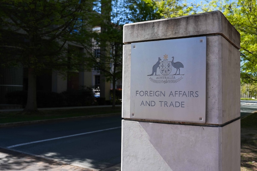 Pillar that says Department of Foreign Affairs and Trade at entrance.