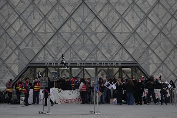 Vous ne pouvez passer: Protesting students blockade the Louvre entrance on Monday.