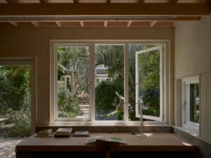 Garden studio by O'Sullivan Skoufoglou