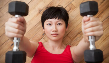 This is the dumbbell workout a personal trainer recommends for people who want to build strength without going to the gym