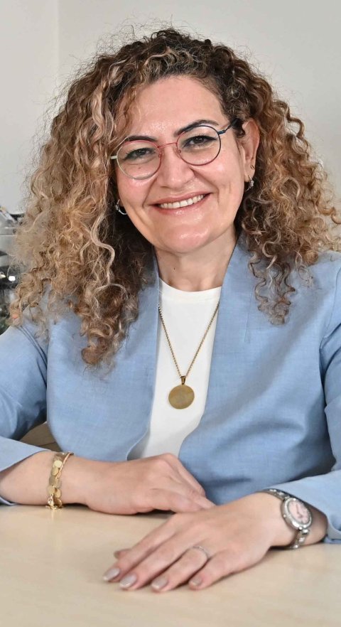 Portrait photo of Professor Esra Arslan