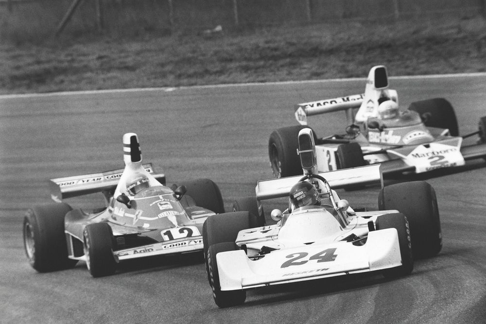 Hunt and Lauda make 
a simultaneous move on 
Jochen Mass’s McLaren