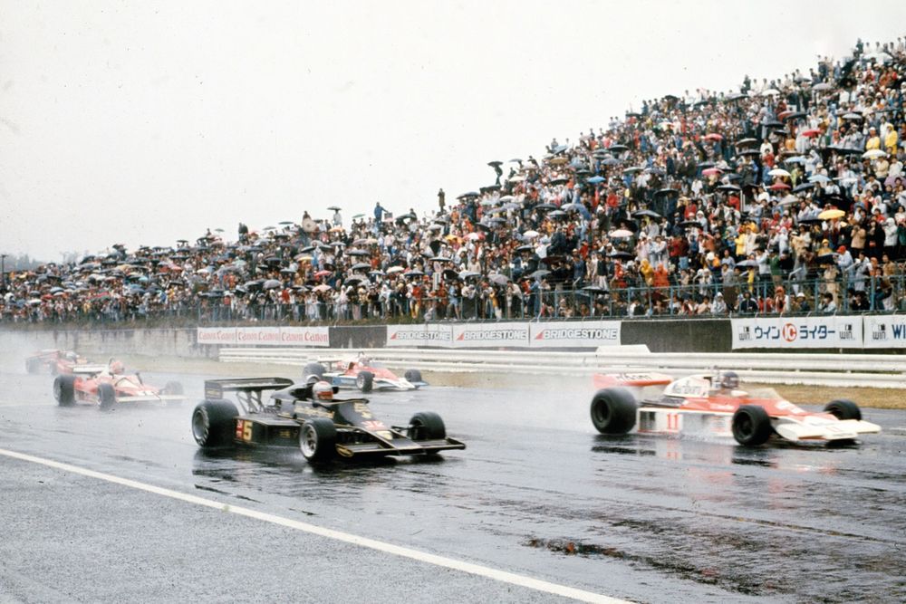 Hunt demoted polesitter 
Andretti at the start in 
appalling conditions