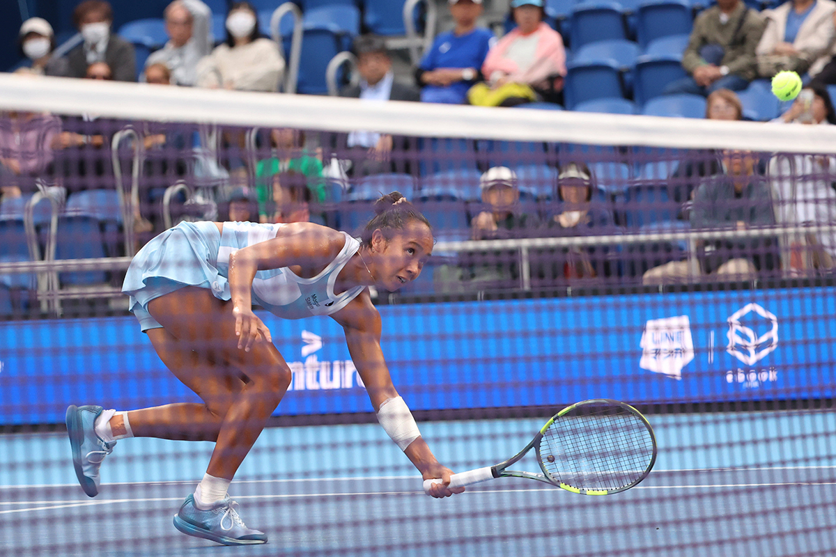 October 27, 2026, Tokyo, Japan: Leylah FERNANDEZ CAN returns a shot against Himeno SAKATSUME JPN during their match at the Toray Pan Pacific Open at Ariake Coliseum in Tokyo. The tournament runs from October 26 to November 1. Fernandez won 6-2, 6-4. Tokyo Japan - ZUMAm191 20261027_aap_m191_074 Copyright: xRodrigoxReyesxMarinx